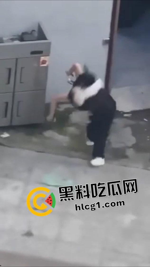 蟑螂系女友！同时对峙两个男友 跳楼后毫发无伤还在纠缠 被抱摔内脏出血 真是不作不会死啊-2