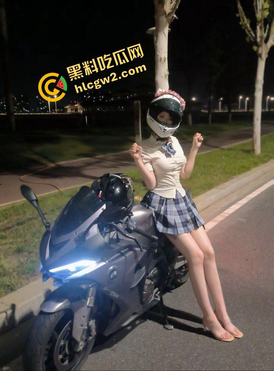 原创曝光！抖音极品机车女孩反差网红『雨季』被男友无缝衔接出轨 性爱自拍惨遭流出！-5