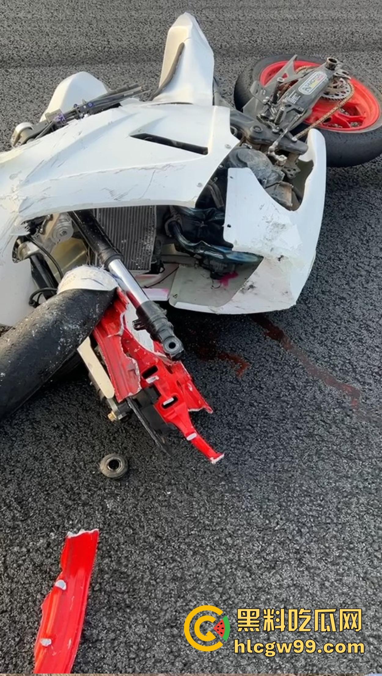 东莞英姿飒爽女骑士上演逆行惨剧,赛道飙车被撞飞数米, 当场休克被抬走!-2