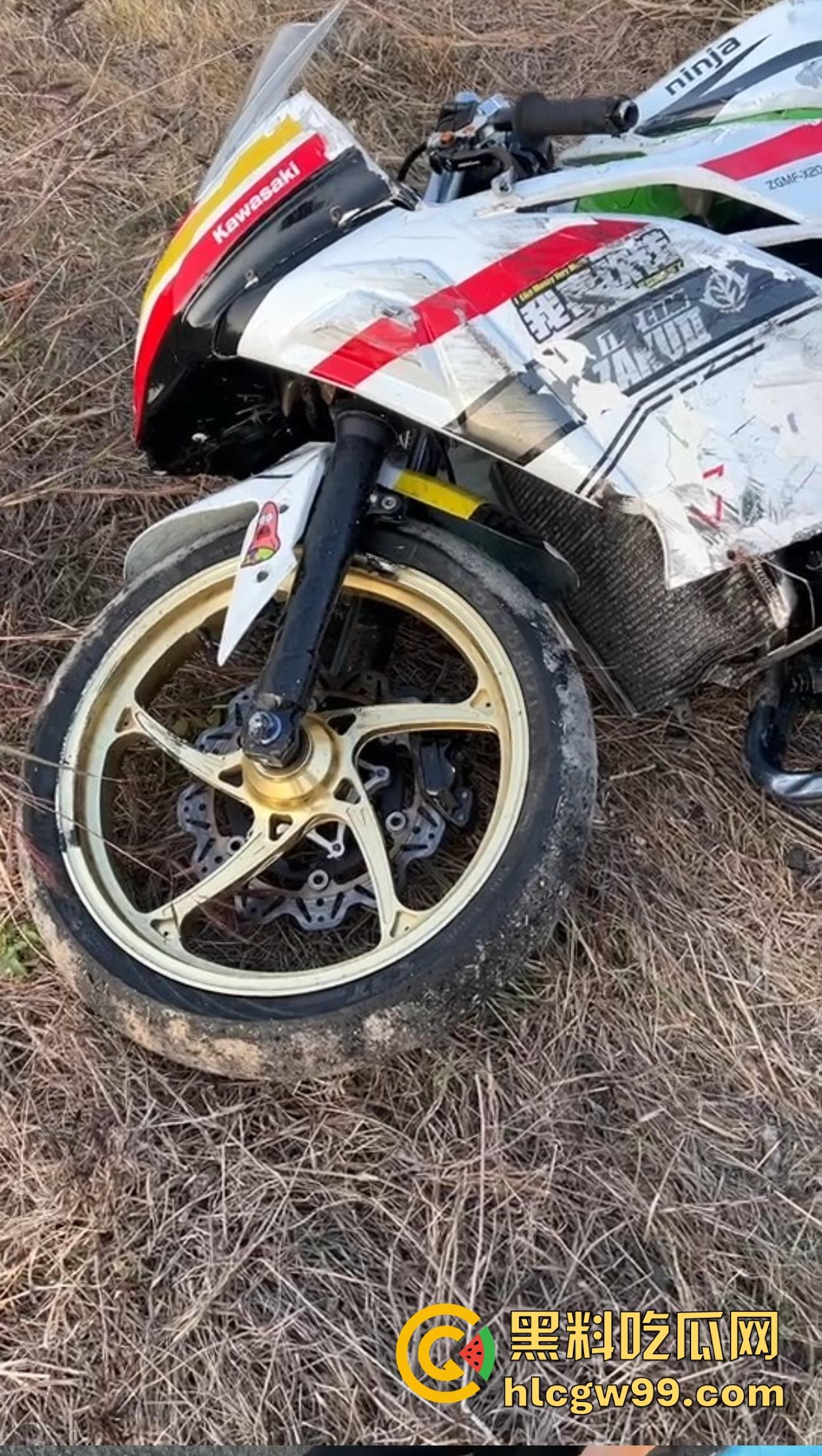 东莞英姿飒爽女骑士上演逆行惨剧,赛道飙车被撞飞数米, 当场休克被抬走!-3