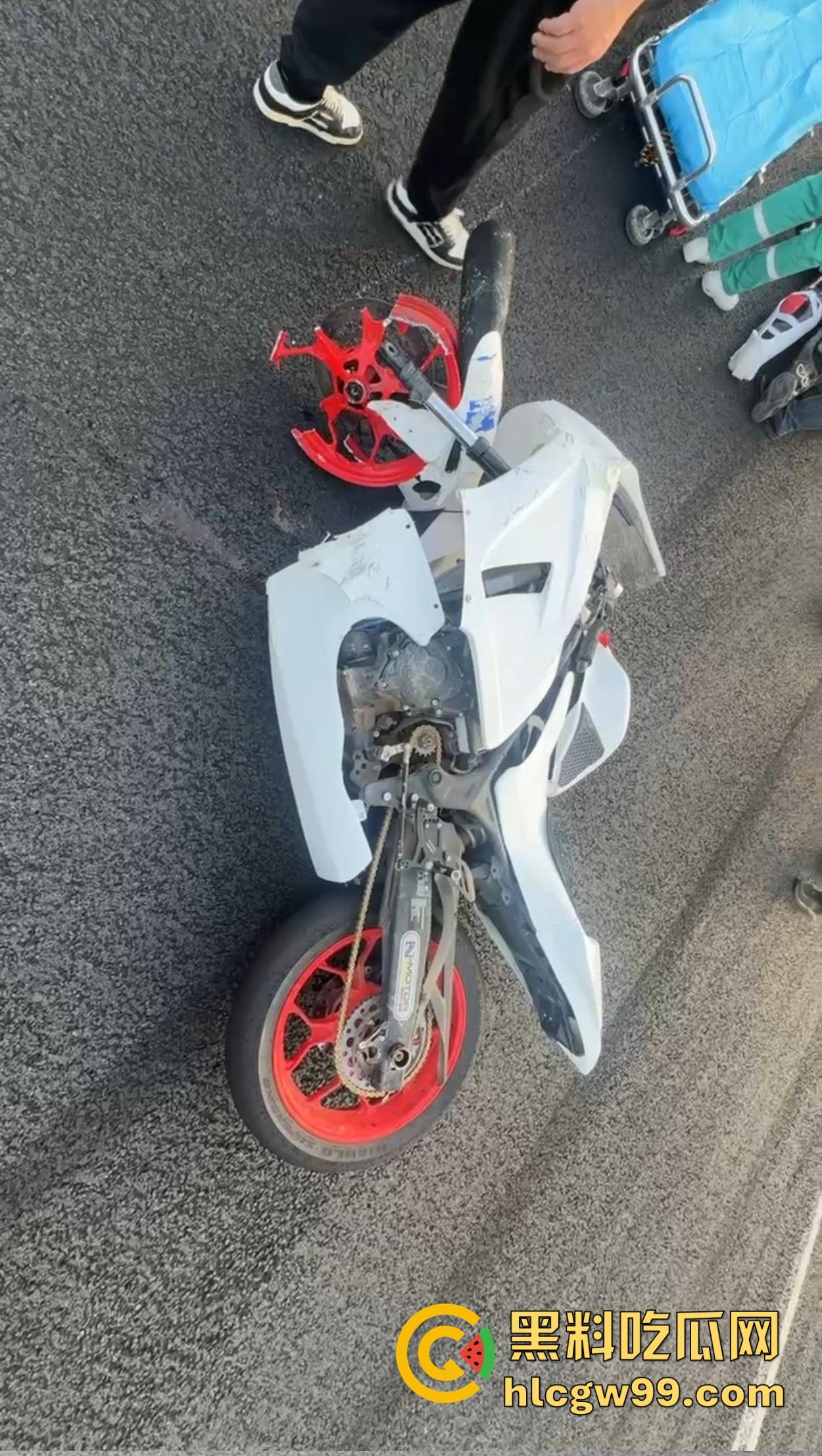 东莞英姿飒爽女骑士上演逆行惨剧,赛道飙车被撞飞数米, 当场休克被抬走!-4