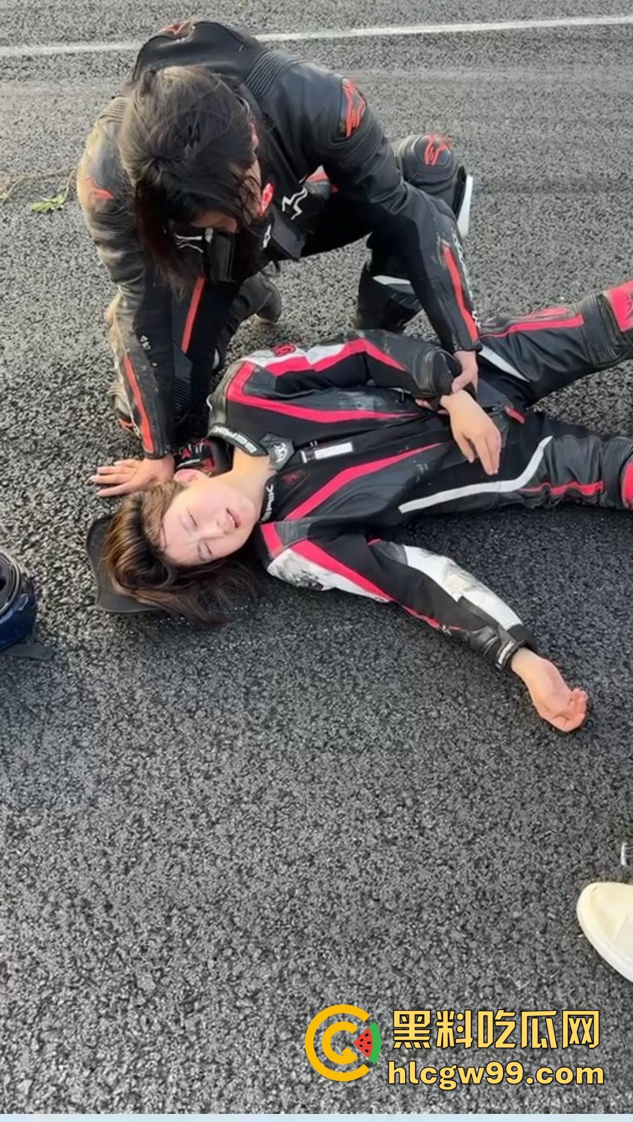 东莞英姿飒爽女骑士上演逆行惨剧,赛道飙车被撞飞数米, 当场休克被抬走!-5