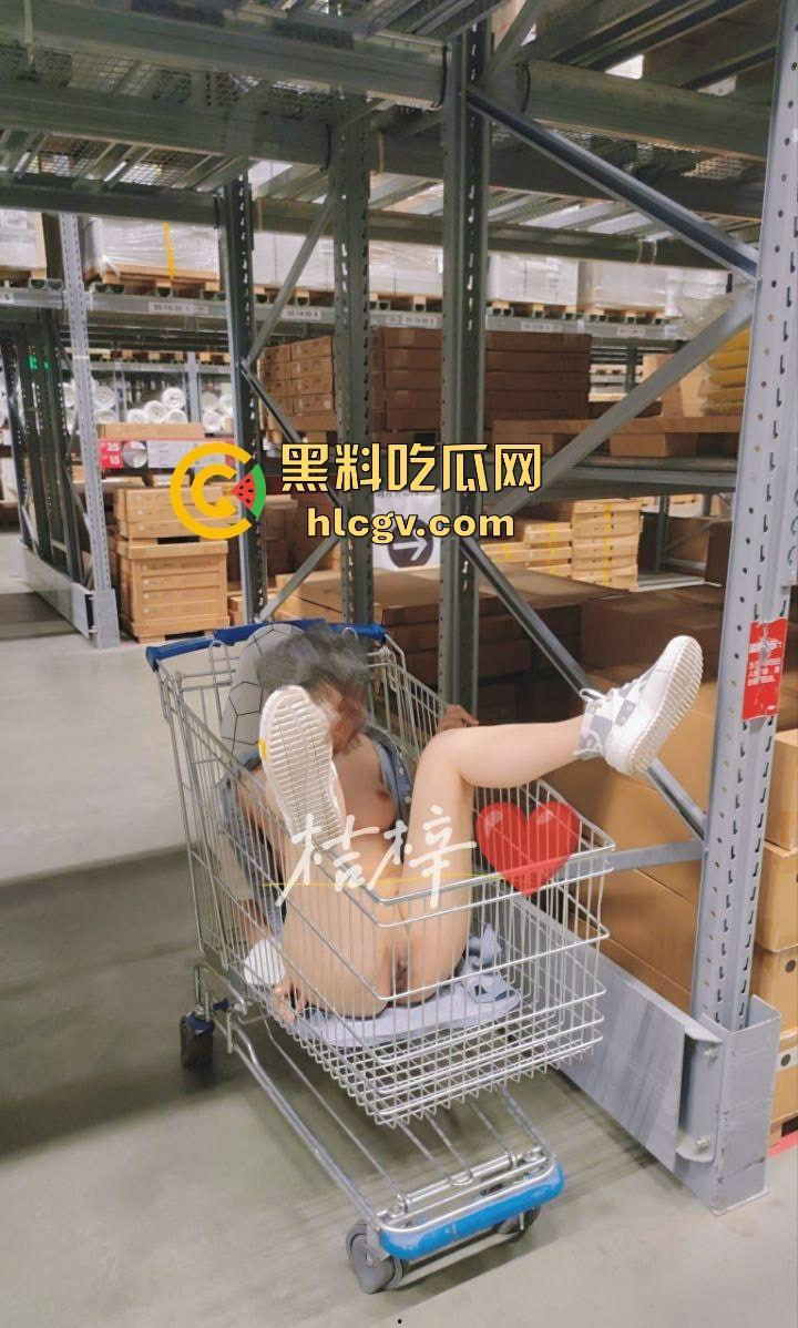 露出天花板『 桔梓』的绿皮火车大胆露出！卧铺间激情上演人前大胆秀，小区滑梯小孩们面前露奶自慰毫不顾忌！-1