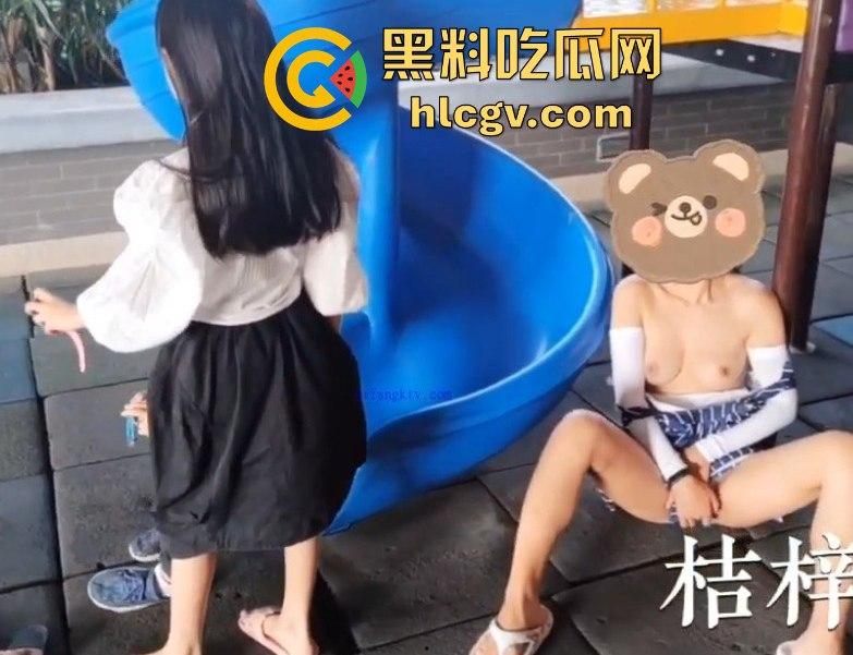 露出天花板『 桔梓』的绿皮火车大胆露出！卧铺间激情上演人前大胆秀，小区滑梯小孩们面前露奶自慰毫不顾忌！-14