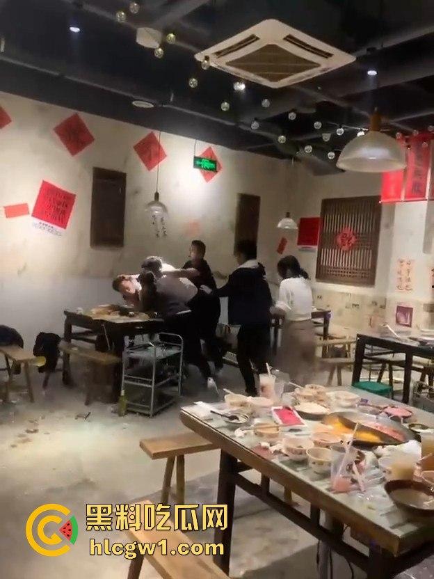 江苏启东汇龙镇夏甜甜火锅店大打出手！公园中路来了好几辆警车，阵仗大得像拍电影！-7