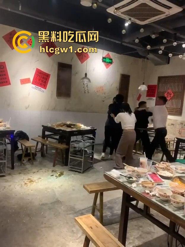 江苏启东汇龙镇夏甜甜火锅店大打出手！公园中路来了好几辆警车，阵仗大得像拍电影！-8