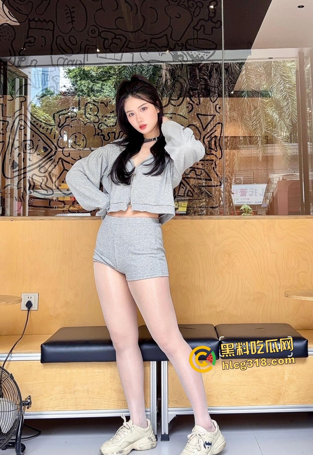 小红书【凉拌土豆丝】教制作白丝汉堡包！白丝玉足涂沙拉酱草莓点缀，筷子抹匀！看着真想尝一口！-4