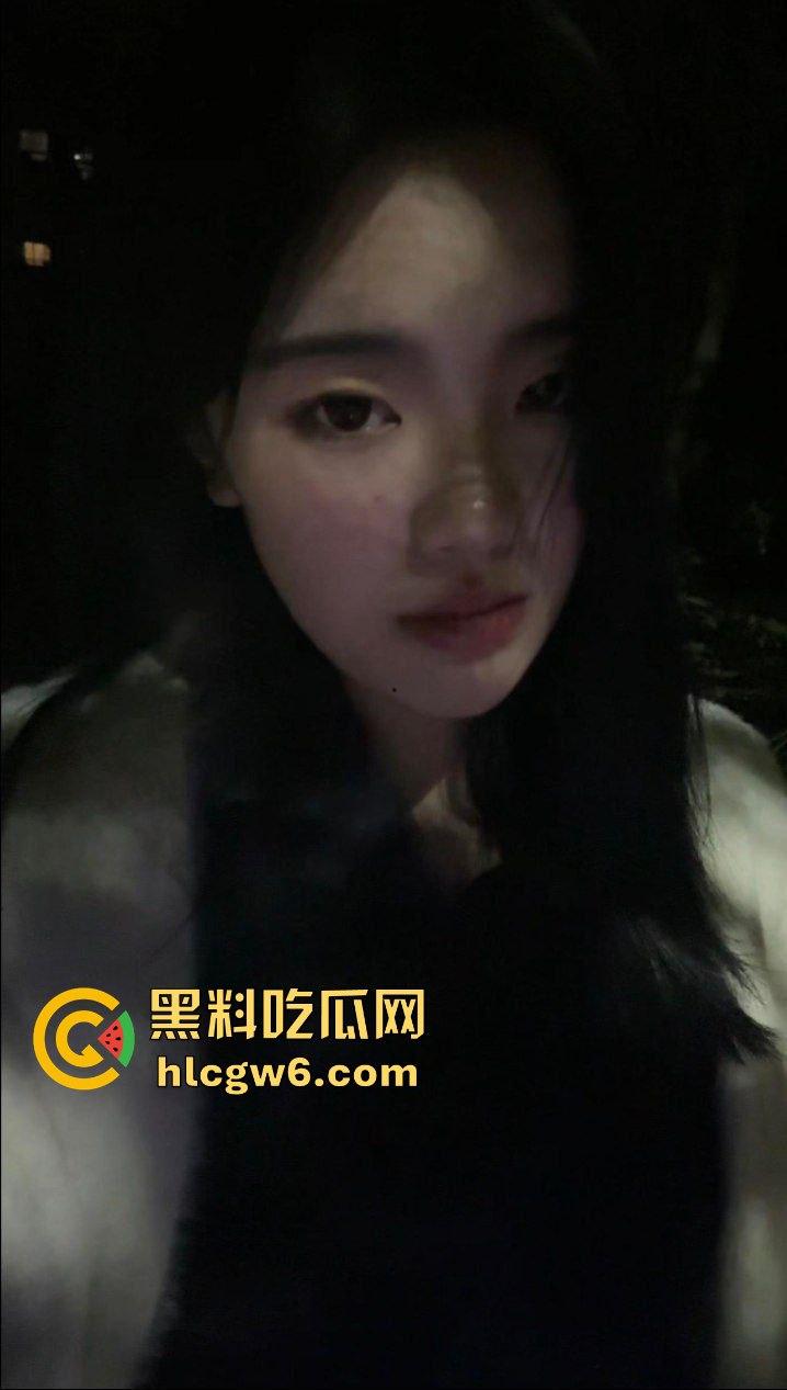 华南理工大学大一反差学妹【黎果果】巨乳黑肥大鲍鱼，阴毛旺盛性欲极强性爱视频遭到曝光。-40