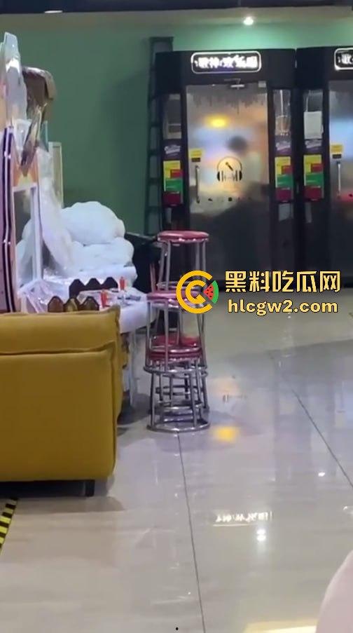 郑州万达K歌房变啪啪房！小情侣激情开战，小男友2分钟交卷，快枪手无疑！-2