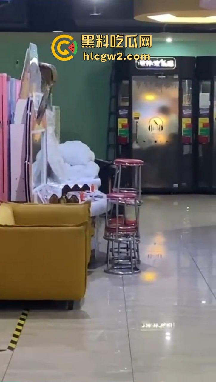 郑州万达K歌房变啪啪房！小情侣激情开战，小男友2分钟交卷，快枪手无疑！-5