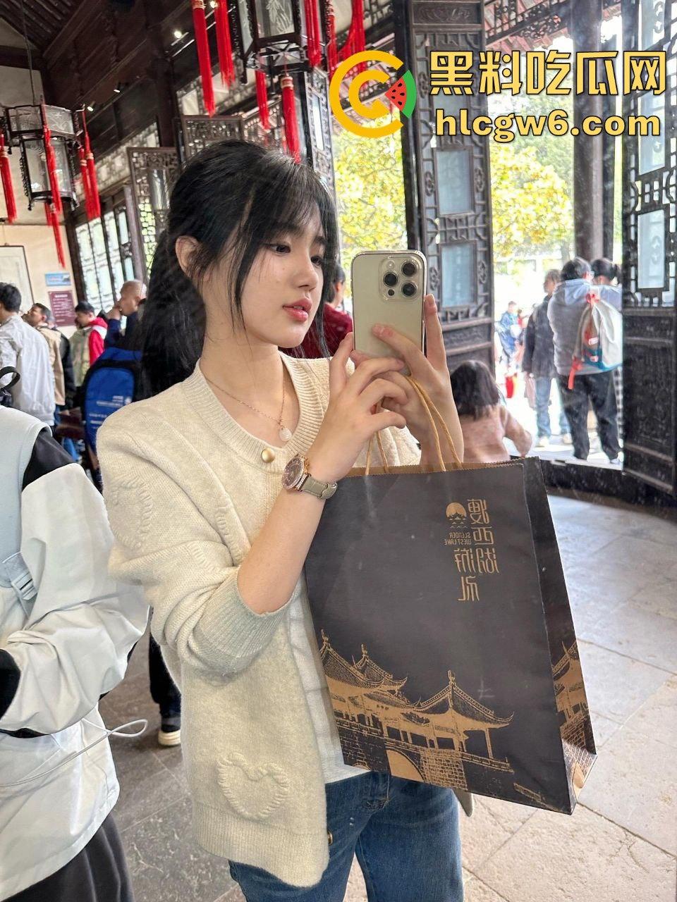 华南理工大学大一反差学妹【黎果果】巨乳黑肥大鲍鱼，阴毛旺盛性欲极强性爱视频遭到曝光。-53