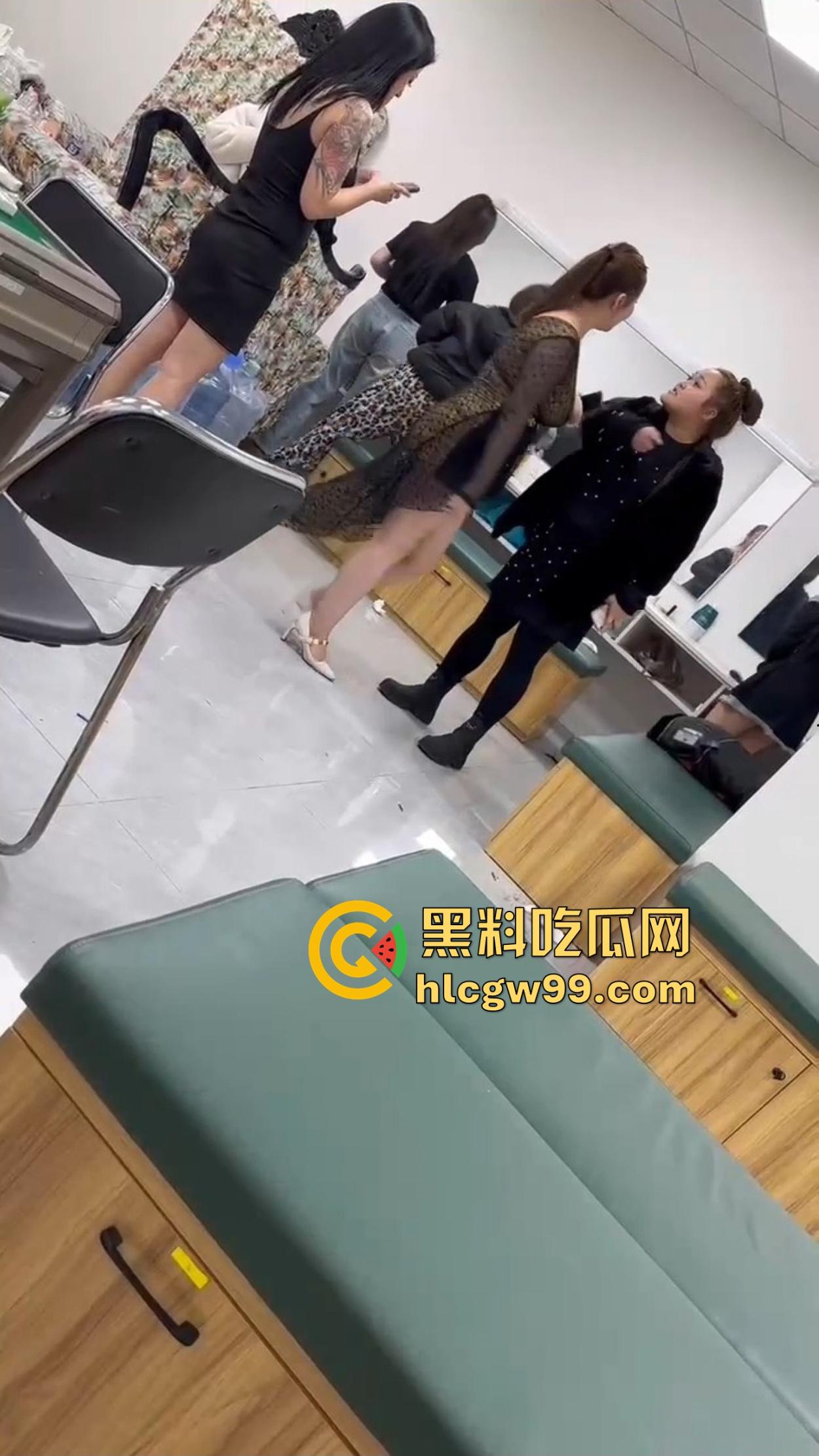 东北沈阳KTV两坐台女激情互骂，扯衣撕扯到大奶全露，饱满乳房狂摇画面辣眼，围观小姐姐都看傻了！-4