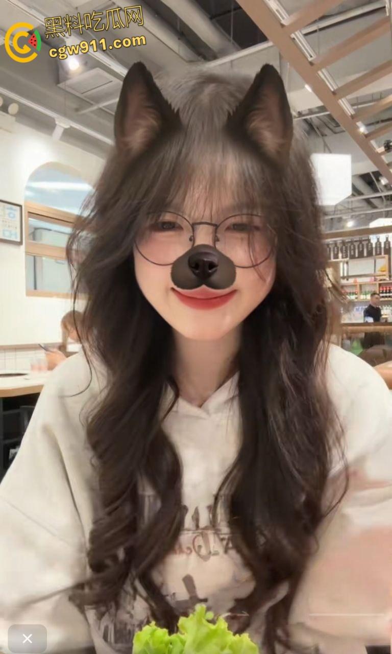 黑龙江反差嫩妹【刘娜萍】，被金主高价包养，乖巧听话配合度爆表，酒店舔脚服务，骚穴被暴力抽插无套内射！-3