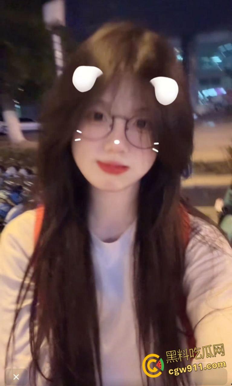 黑龙江反差嫩妹【刘娜萍】，被金主高价包养，乖巧听话配合度爆表，酒店舔脚服务，骚穴被暴力抽插无套内射！-4