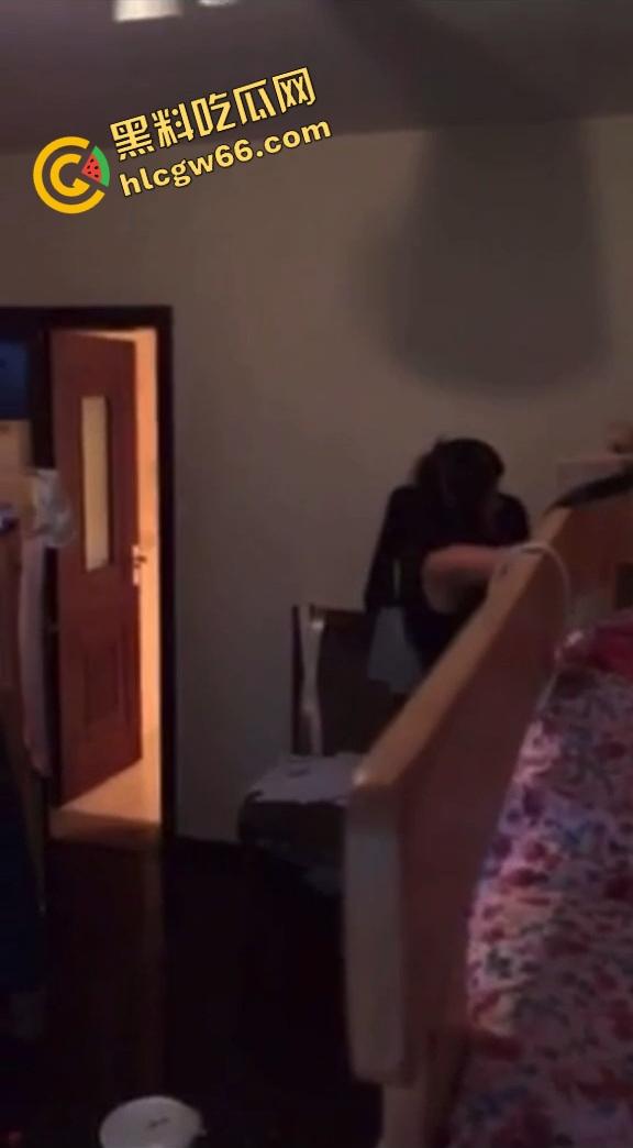 厂妹宿舍激情自调奶，宿舍里光着身子被揉奶，按摩一边动手一边被拍，日子过得也够滋润！-2