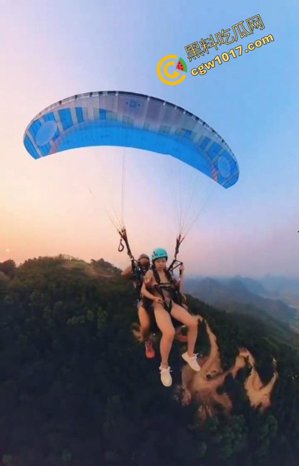 越南岘港上海白领女孩全裸起飞，翘臀隔空振动，惊呼回荡，私处暴露云端，体验高空全裸的双重刺激-5