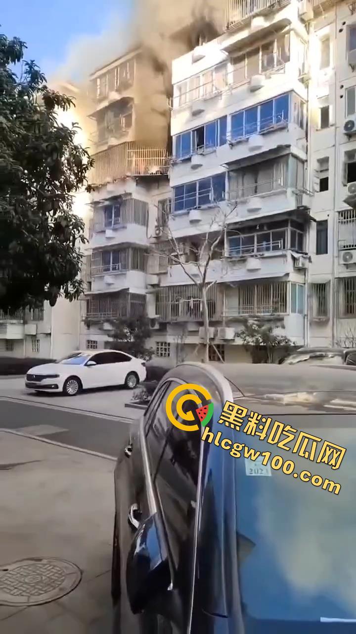 天塌了！南太湖突发噩梦级火灾！某小区瞬间变 “火场”，一死一伤，火光浓烟惊煞众人-3