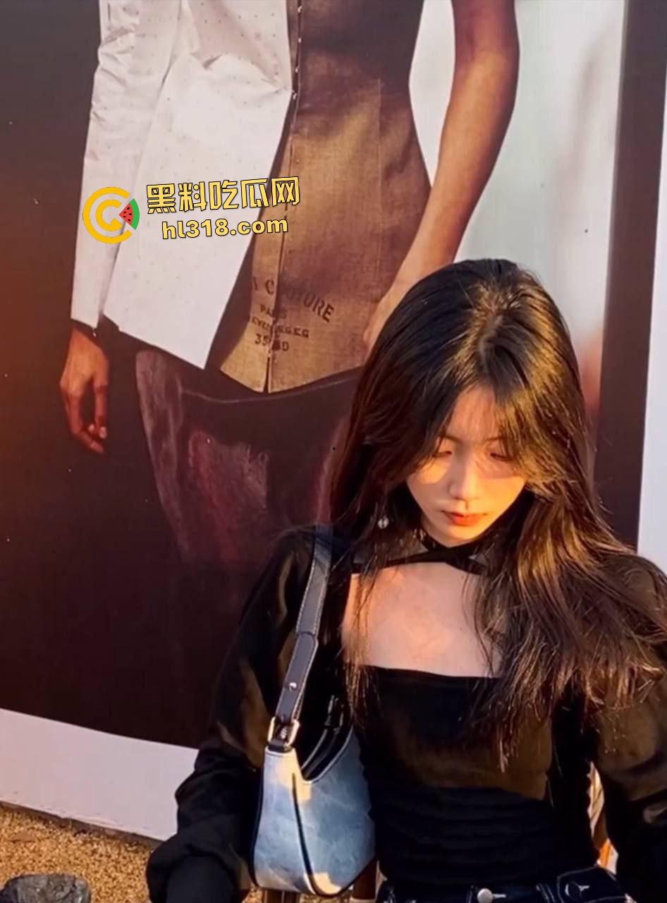 极品校花【吴羽菲】粉嫩小穴被后入狂操，女上位骑乘直接榨精液灌满骚穴！-2