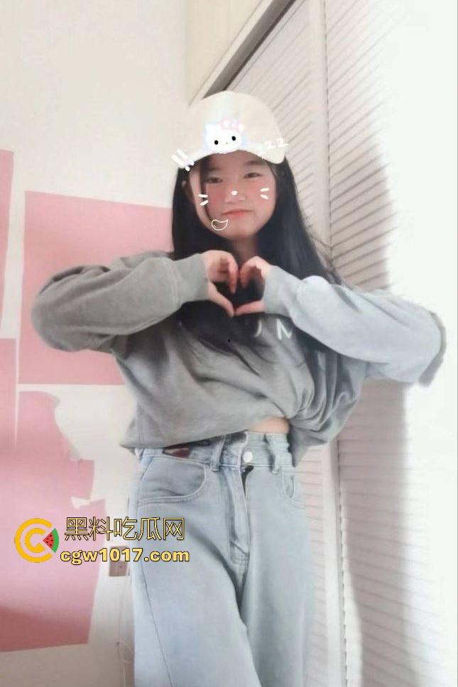 萝莉大学生趁爸妈不在家，大胆开麦展示光溜溜小嫩穴，天天喊下面痒死了，买不起自慰棒拿铅笔猛插B，不会铅中毒？-1