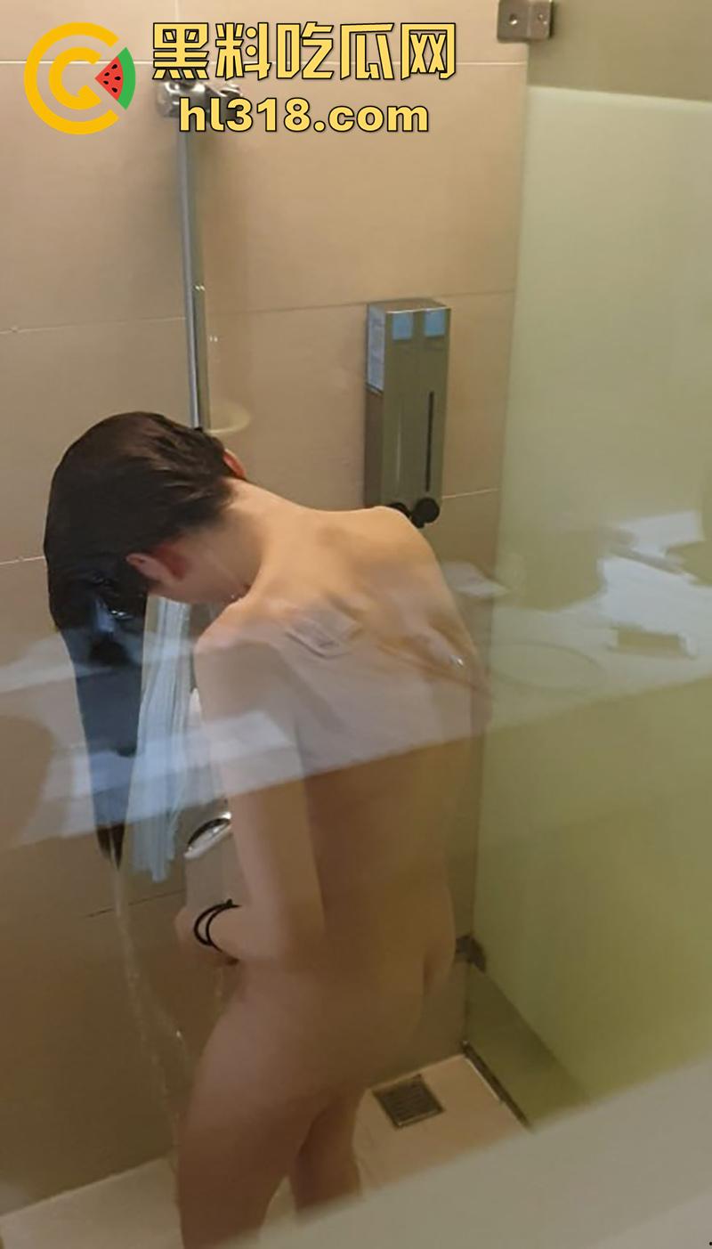 禽兽弟弟偷拍姐姐洗澡,竟然只是为了卖给色大叔,换取200块钱买游戏皮肤,这大奶肥臀还真诱人呢!-3