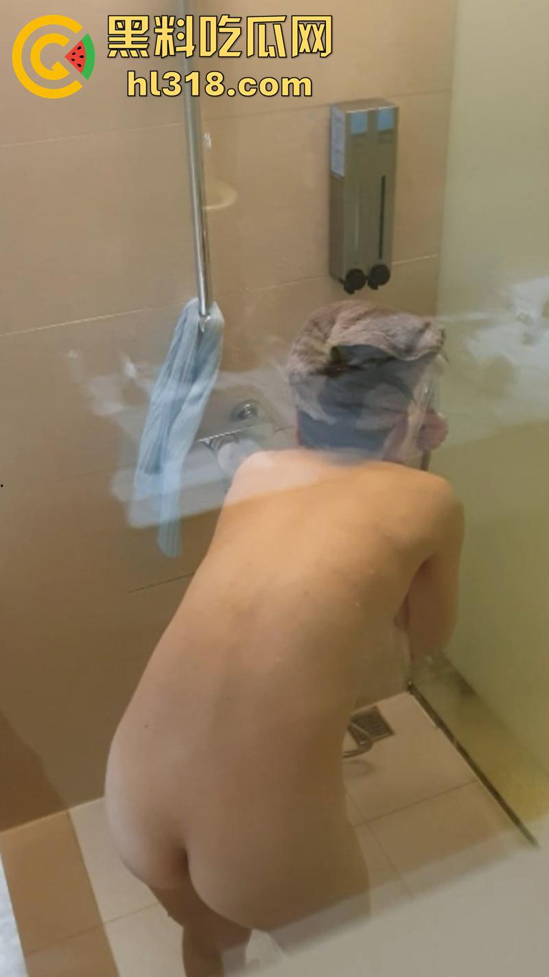 禽兽弟弟偷拍姐姐洗澡,竟然只是为了卖给色大叔,换取200块钱买游戏皮肤,这大奶肥臀还真诱人呢!-5