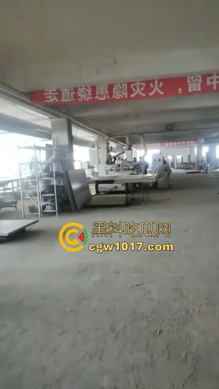 贵州龙里水长乡家具厂拖欠工资，员工携带孩子上门讨要薪资，抱着老板的大腿，都这样了不是哥们你还打算不给啊！-5