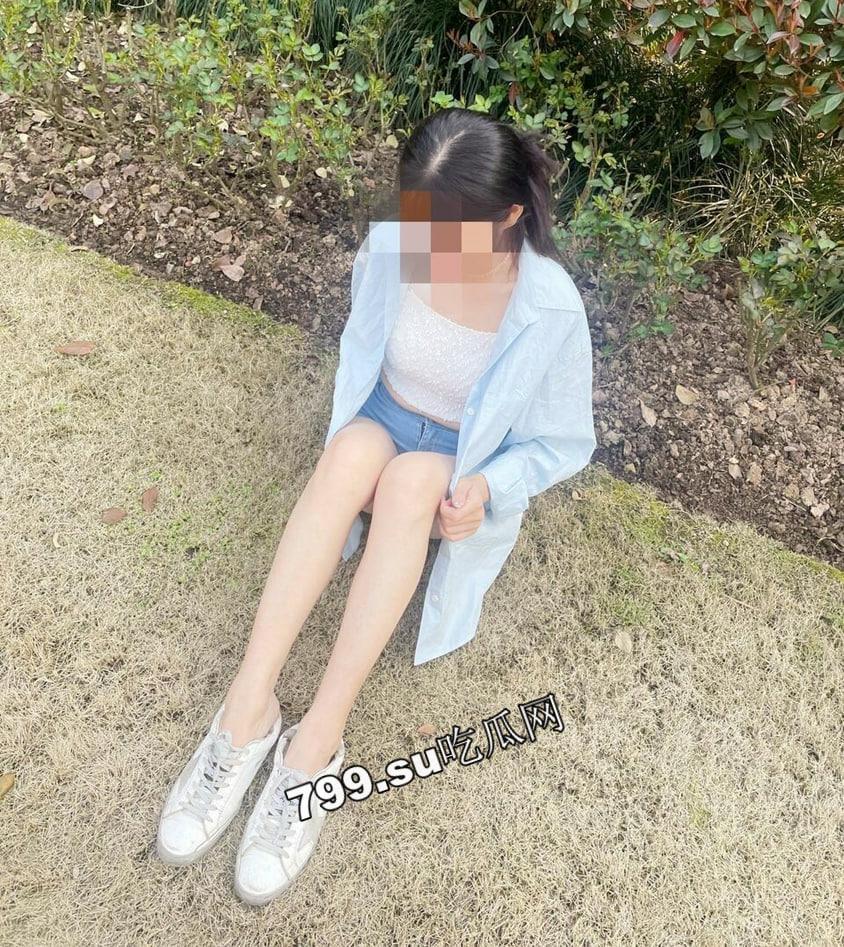 海角社区乱伦大神强上女房东 以记录之名把少妇房东野外按在草地抽插观众太多转战厕所继续-5