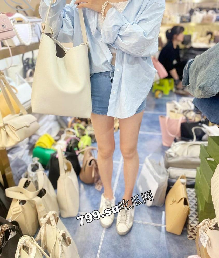 海角社区乱伦大神强上女房东 以记录之名把少妇房东野外按在草地抽插观众太多转战厕所继续-7