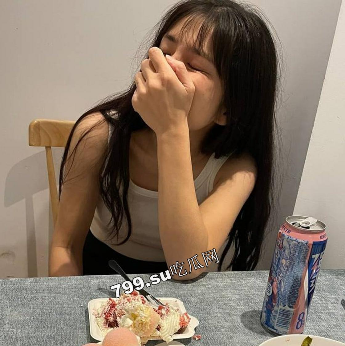 海角社区乱伦大神强上女房东 以记录之名把少妇房东野外按在草地抽插观众太多转战厕所继续-10