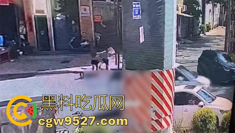 广东揭阳恐怖凶案现场，榕城东寨一男子，被女友戴绿帽后，精神崩溃发疯，当街将女子砍死！-7