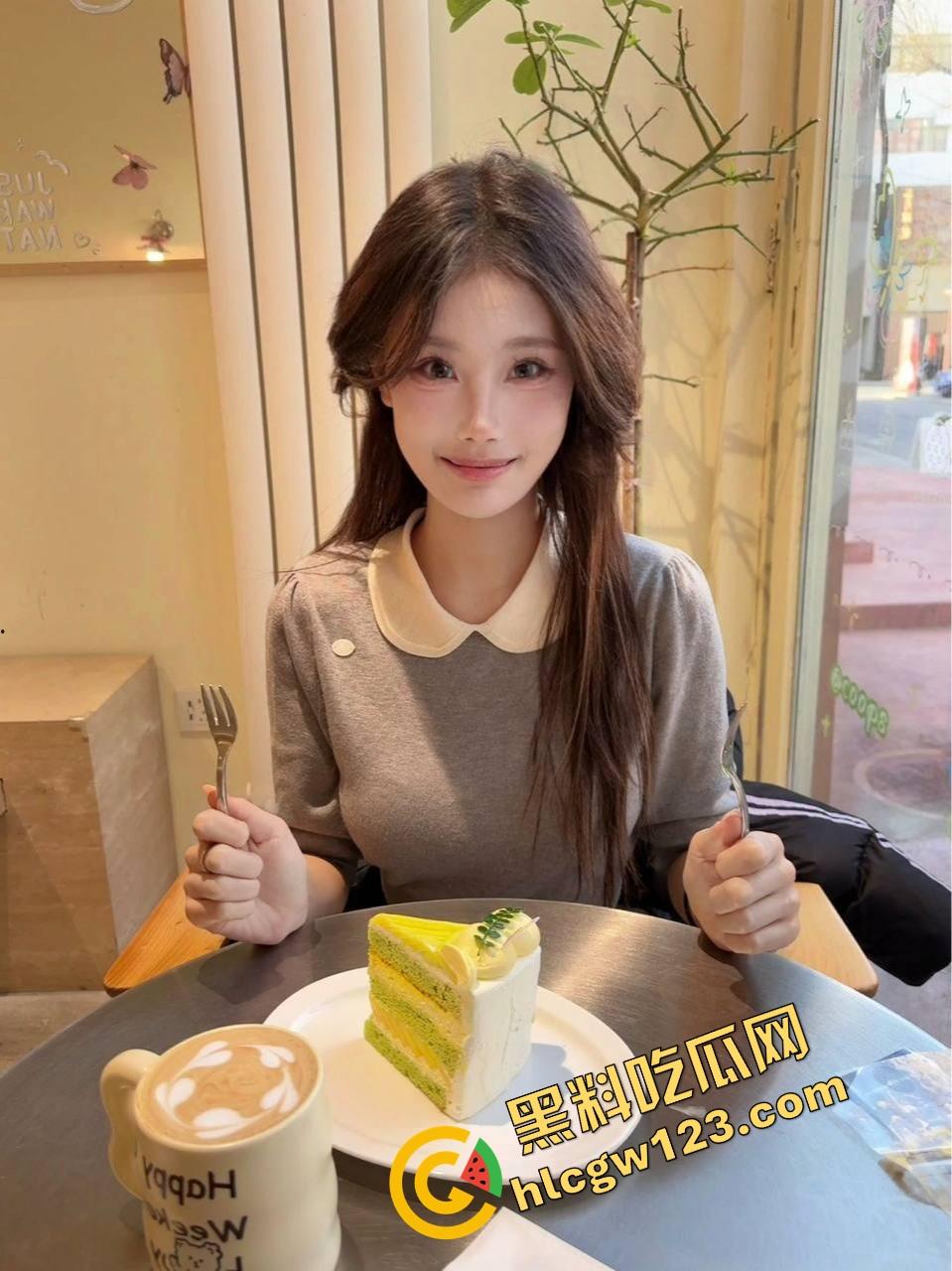 黑丝骚妹车震爽到疯，边开车边自慰喊操我，人来车往照样喷水，主动跳车求操，骚得一匹！-5