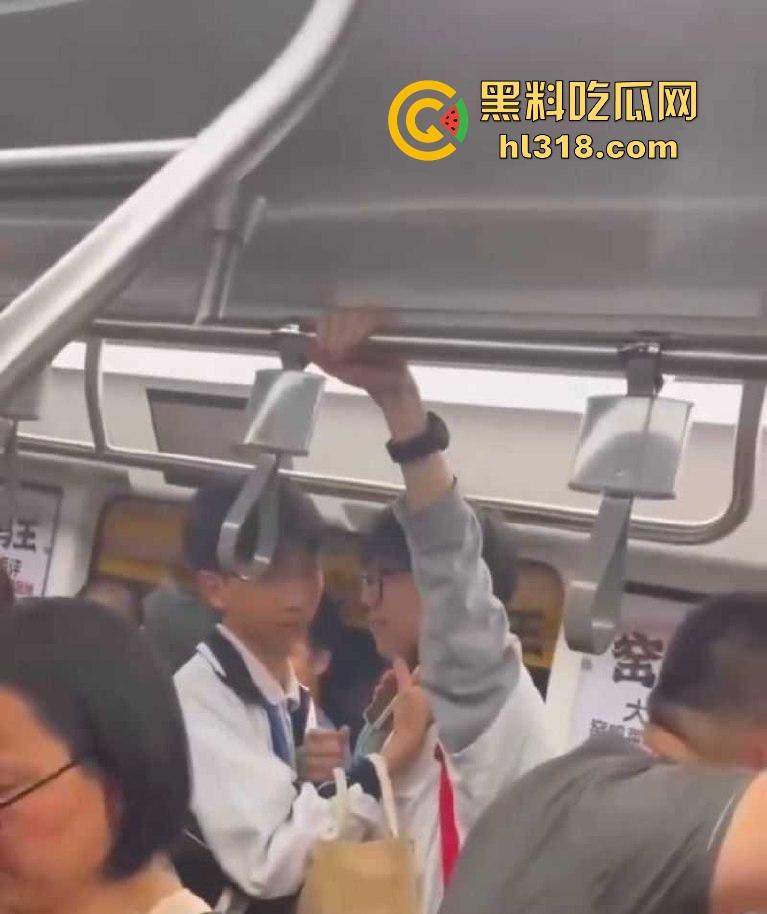 深圳地铁上两男学生激情热吻被偷拍，面对这么多围观群众的目光下两人也敢毫不畏惧，这就是男同之间的爱！-1
