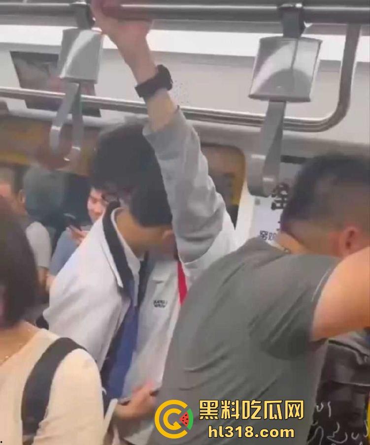 深圳地铁上两男学生激情热吻被偷拍，面对这么多围观群众的目光下两人也敢毫不畏惧，这就是男同之间的爱！-2