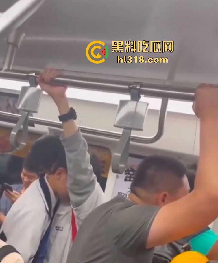 深圳地铁上两男学生激情热吻被偷拍，面对这么多围观群众的目光下两人也敢毫不畏惧，这就是男同之间的爱！-3