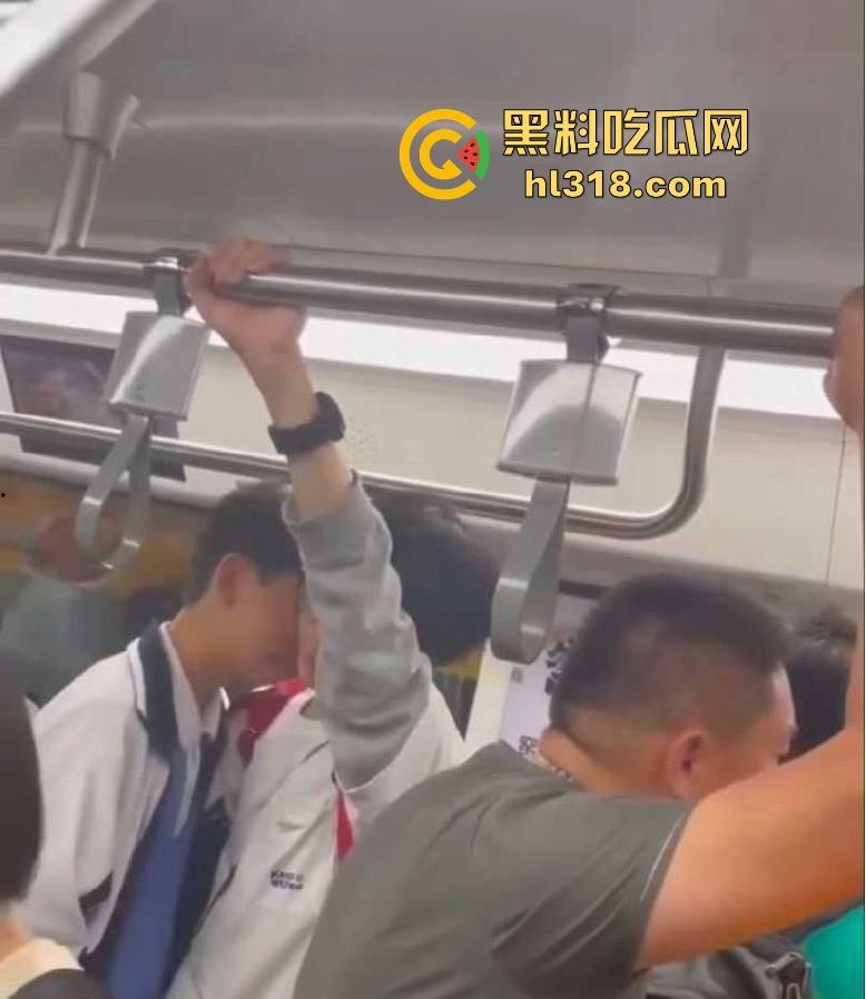 深圳地铁上两男学生激情热吻被偷拍，面对这么多围观群众的目光下两人也敢毫不畏惧，这就是男同之间的爱！-5