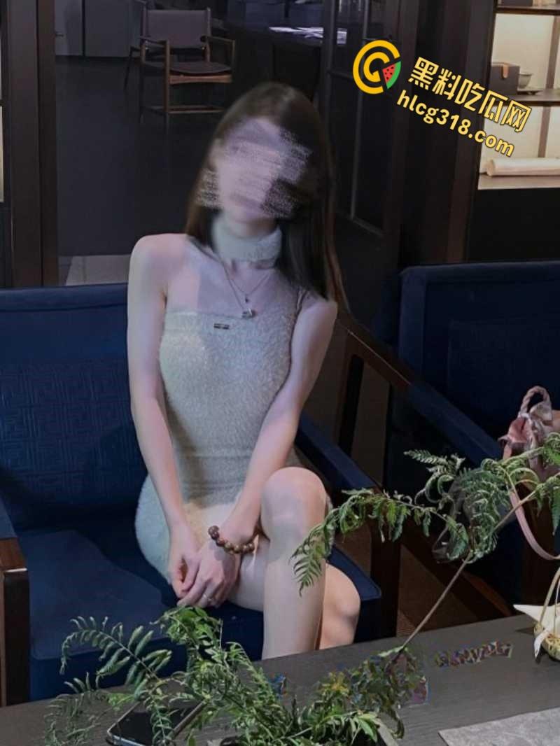 推特调教大神胡爸爸和胡五一，人肉母狗光着屁股在天桥玩露出，主人的任务就没有完不成的！-1