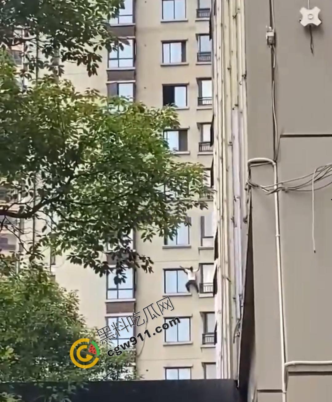 贵阳花果园男子因偷情被抓而被迫攀下30层高楼外墙，这一惊险操作被网友戏称：