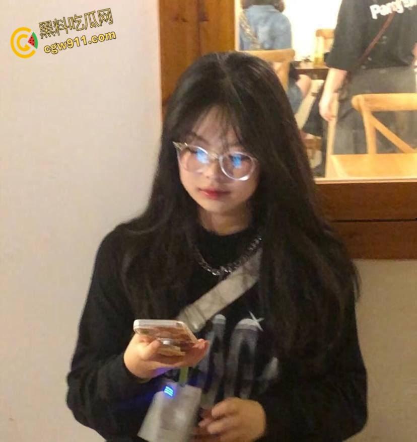 南京医科大学生妹【朱静莲】，异地视频裸舞自慰，被学长调教玩弄，跪地口交舔蛋，眼镜妹在床上是真骚 ！-3