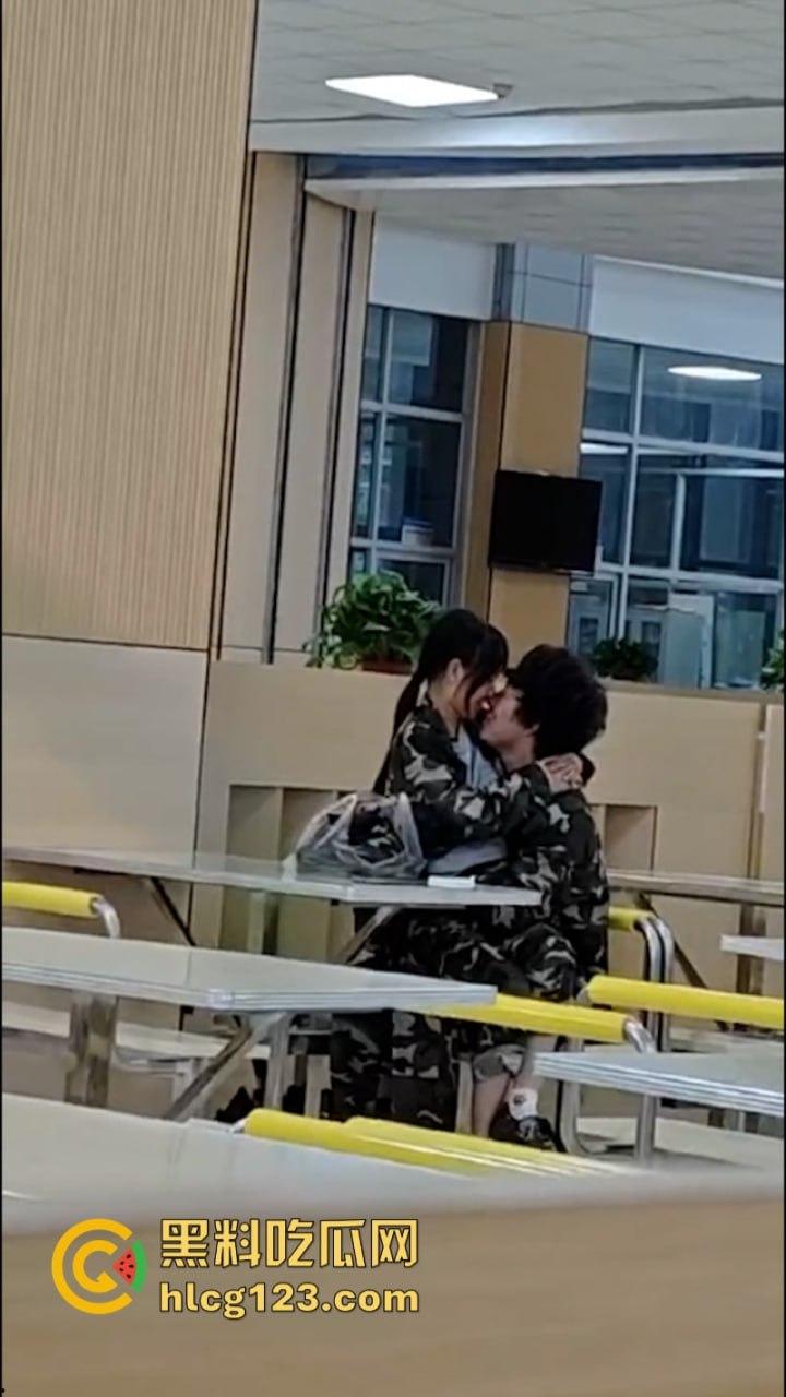 大一新生军训间隙在食堂亲亲我我又舔又摸 这是把食堂当酒店了吗！-6