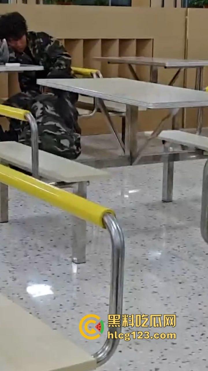 大一新生军训间隙在食堂亲亲我我又舔又摸 这是把食堂当酒店了吗！-8