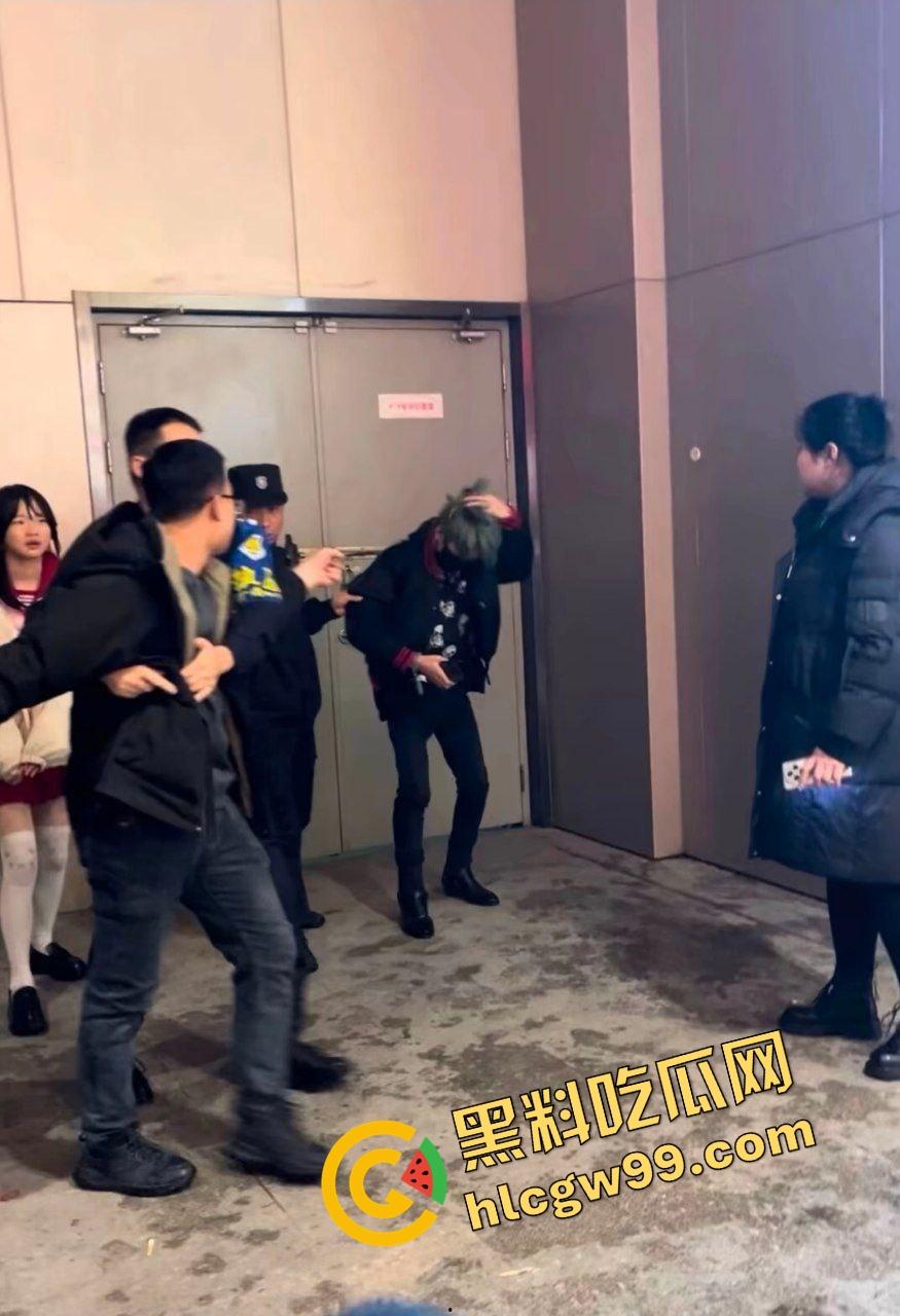 抖音黄毛精神小伙【蔡少】得吃小学未满18JK白丝妹,被女孩父亲撞见暴力殴打!原创独家曝光流出!-9