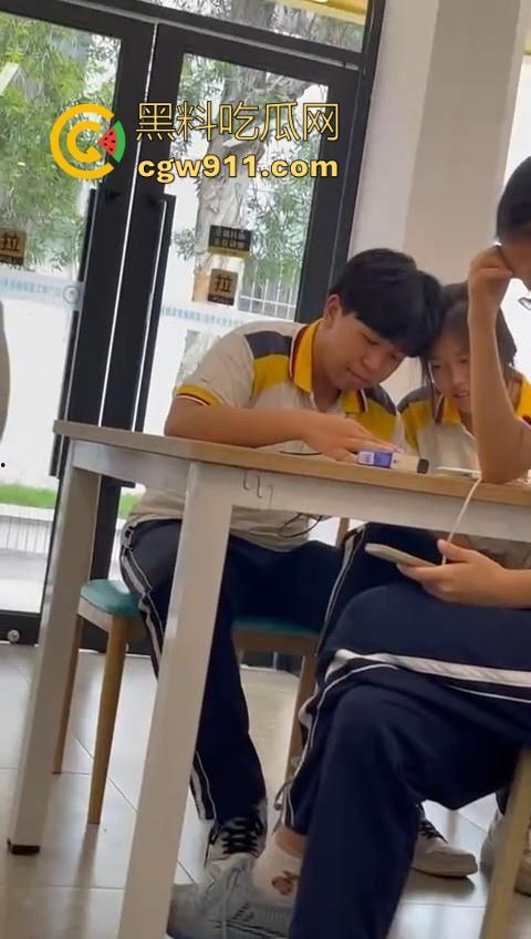 江门工贸职院早恋大瓜 ！学生情侣当众互摸下体，腿长裤裆鼓鼓，纤手隔裤猛揉男生硬屌，满满的青春气息！-3