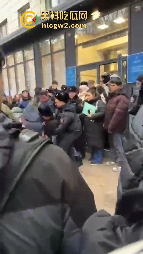 三根警棍破你的英雄梦！俄罗斯哈山外办，伊朗学生挑衅中国同学不服管教被警方制服带走-1