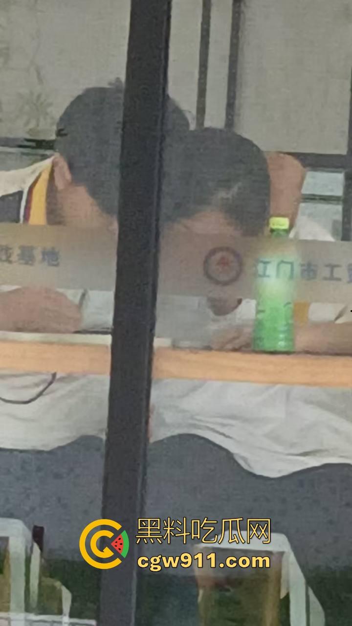 江门工贸职院早恋大瓜 ！学生情侣当众互摸下体，腿长裤裆鼓鼓，纤手隔裤猛揉男生硬屌，满满的青春气息！-9