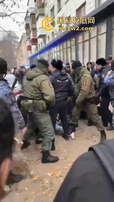 三根警棍破你的英雄梦！俄罗斯哈山外办，伊朗学生挑衅中国同学不服管教被警方制服带走-2