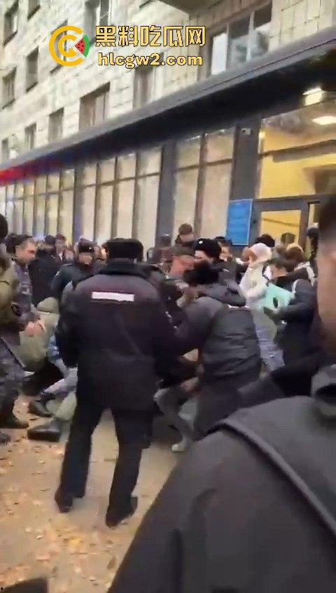 三根警棍破你的英雄梦！俄罗斯哈山外办，伊朗学生挑衅中国同学不服管教被警方制服带走-9