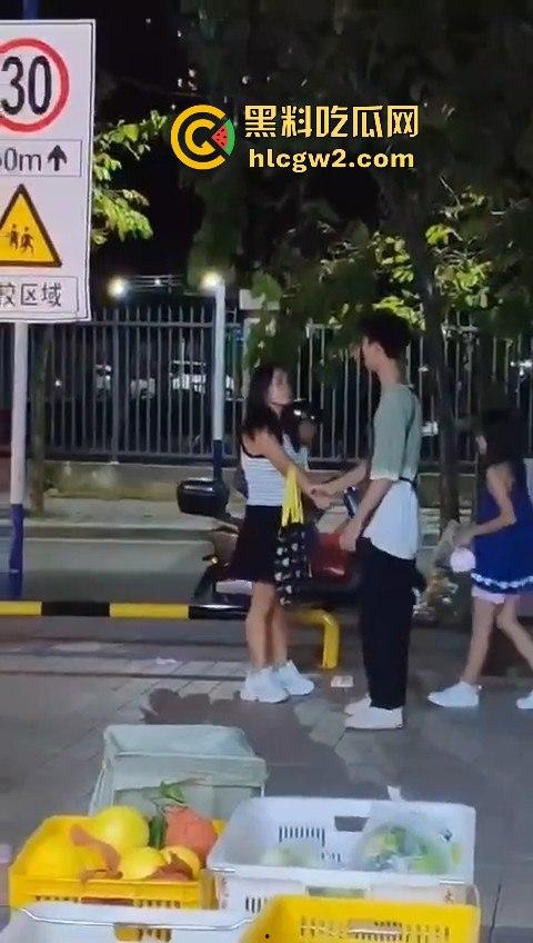 提子不新鲜还是顾客太酸?南沙美女门店撒野,扔提子打店员,抓到警局还咬人!-2