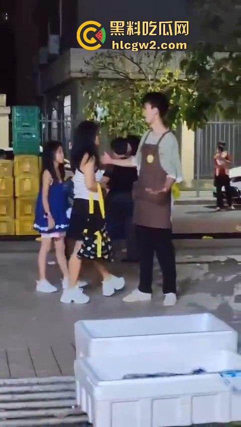 提子不新鲜还是顾客太酸?南沙美女门店撒野,扔提子打店员,抓到警局还咬人!-3