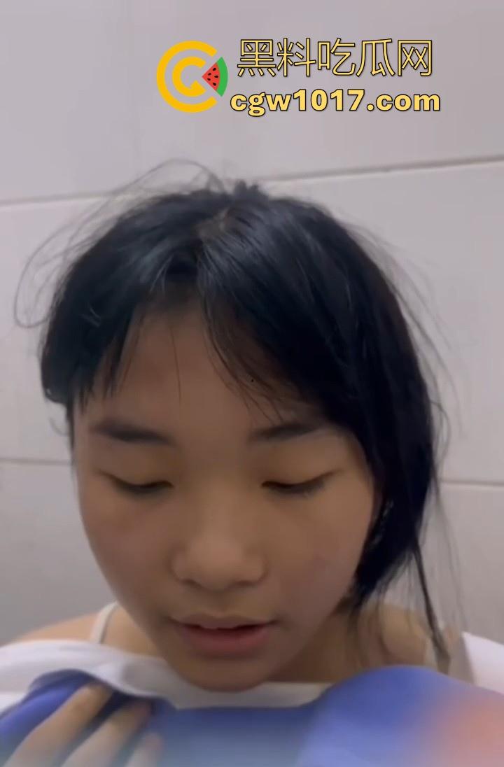 广东汕头龙湖区某中学校园霸凌视频曝光，果然是最毒妇人心啊，拳打脚踢扒光衣服，还要被霸凌着当作掰开嫩逼自慰！-4