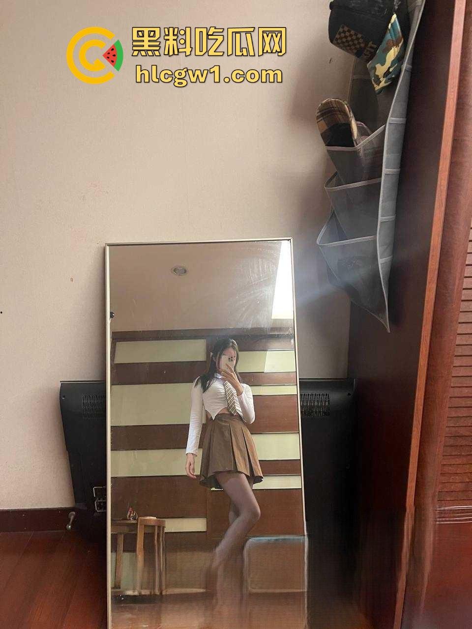 柳州夫妻激情视频外泄成艳照门，护士制服骚妻深情吃鸡，内射浪叫高能流出，维修店员功德无量！-5